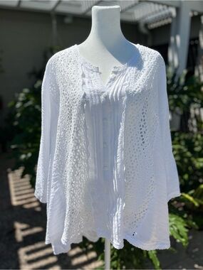 Sundance White Lightweight Eyelet Button-Front Top Size Medium
